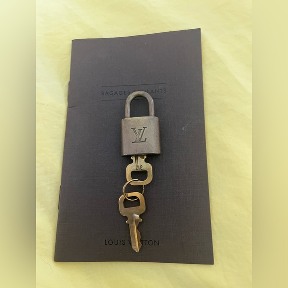 LOUIS VUITTON LOCK & KEYS - Picture 5 of 5